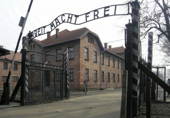 Auschwitz,_Arbeit_macht_frei_(2007).jpg