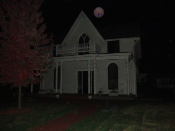 (© by Susan at http://seekingpsychics.blogspot.co.at/2013/09/orbs-in-haunted-atchison-kansas.html)