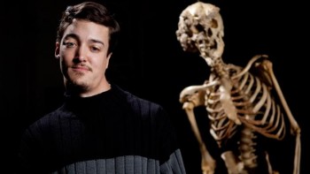 Brian Richards neben dem Skelett von Joseph Merrick (Quelle: uk.gofundme.com/therichards)