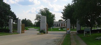 The main gate of Resurrection Cemetery on Archer Avenue<br />(© MrHarman/Wikimedia)