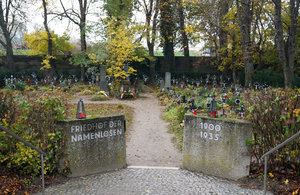 Blick_auf_Friedhof_der_Namenlosen.jpg